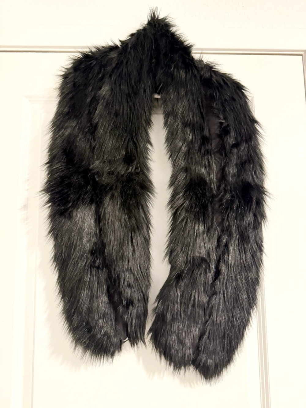 MOVING SALE | New Women’s Urban Outfitters “Ecote” Black Faux Fur Collar Scarf